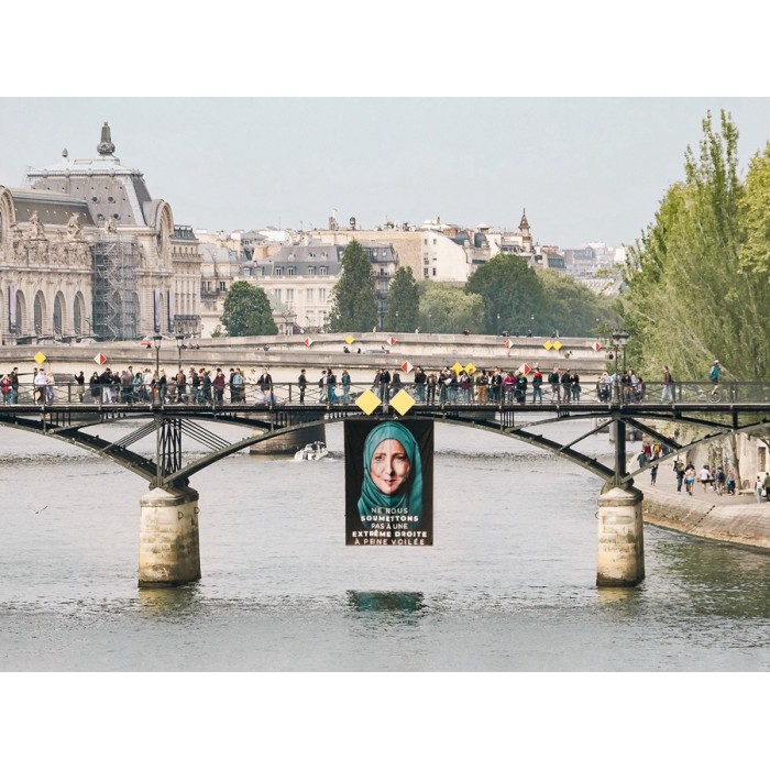 Marine Le Pen sur le Pont des Arts à Paris